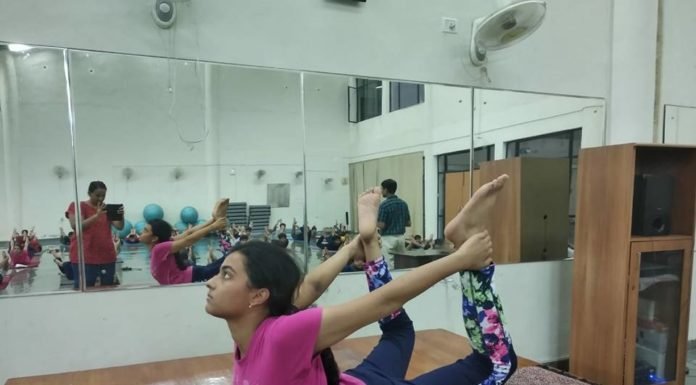 धनुरासन (Bow Shape)