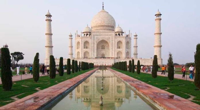 मोहब्बत की निशानी पर समय की मार…..